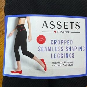 Spanx Black Cropped Seamless Shaping Leggings size small